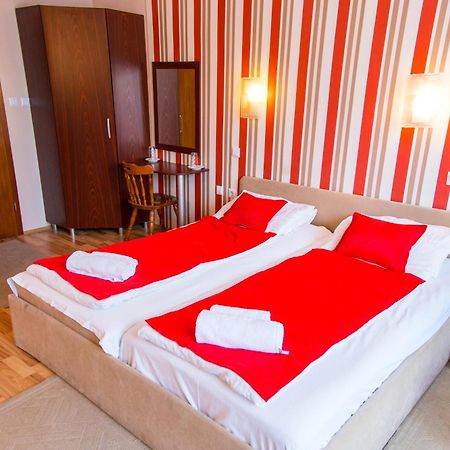 Hotel Pine Skopje Eksteriør billede