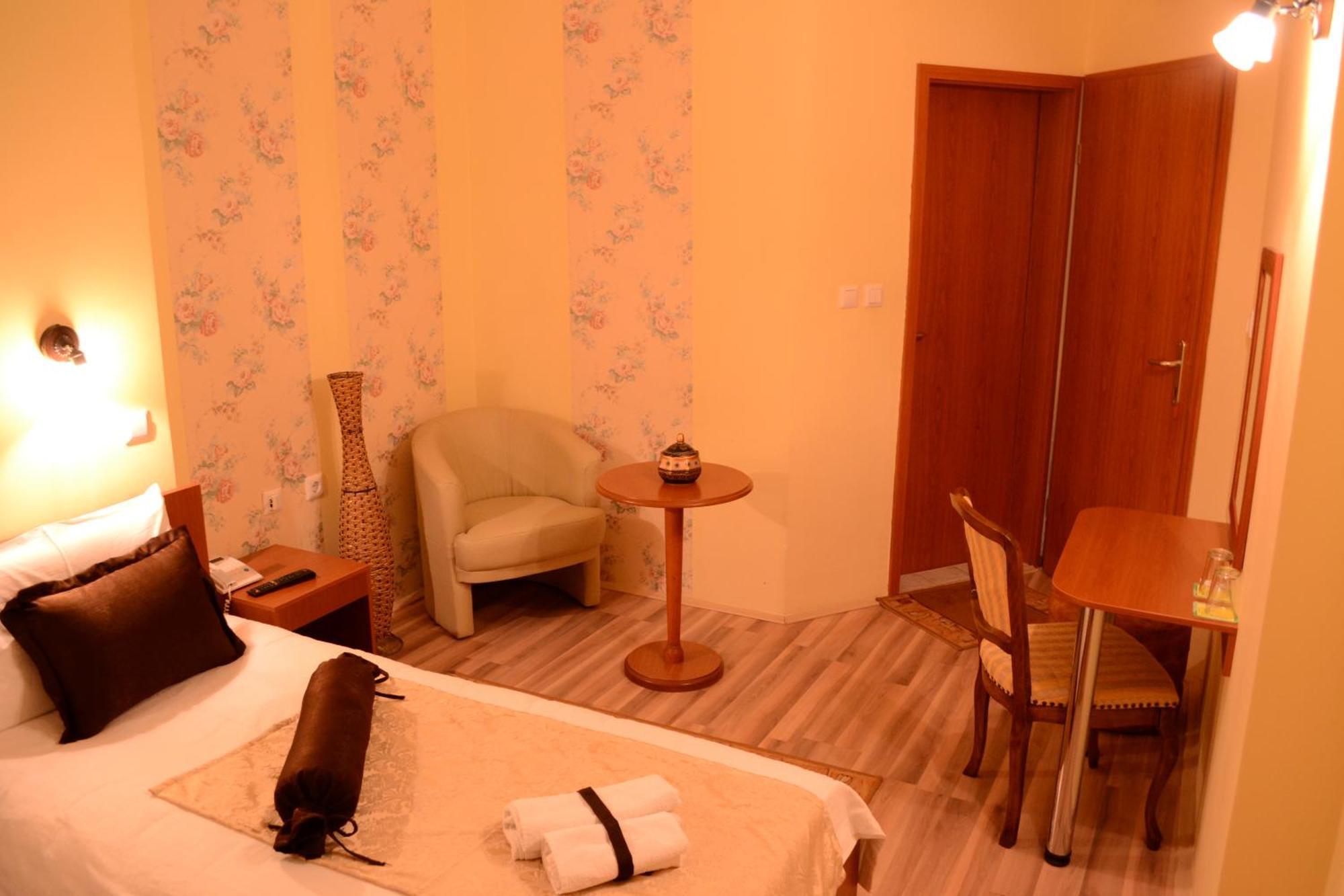 Hotel Pine Skopje Værelse billede
