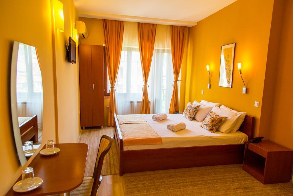Hotel Pine Skopje Eksteriør billede