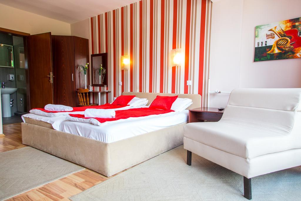 Hotel Pine Skopje Eksteriør billede