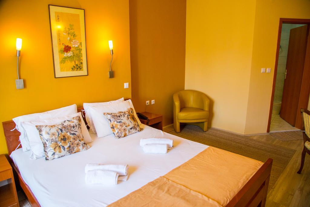 Hotel Pine Skopje Eksteriør billede