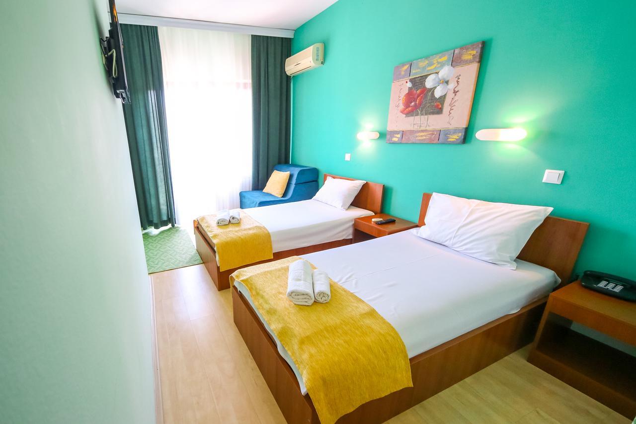 Hotel Pine Skopje Eksteriør billede