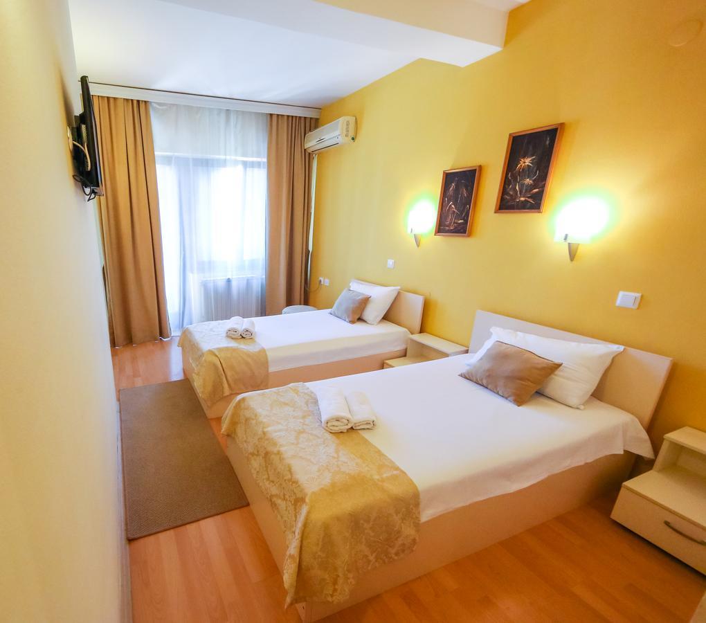 Hotel Pine Skopje Eksteriør billede