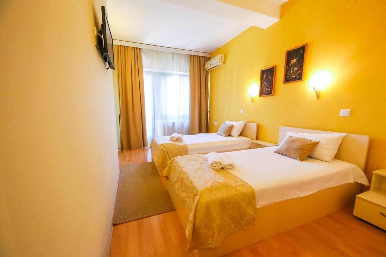Hotel Pine Skopje Eksteriør billede