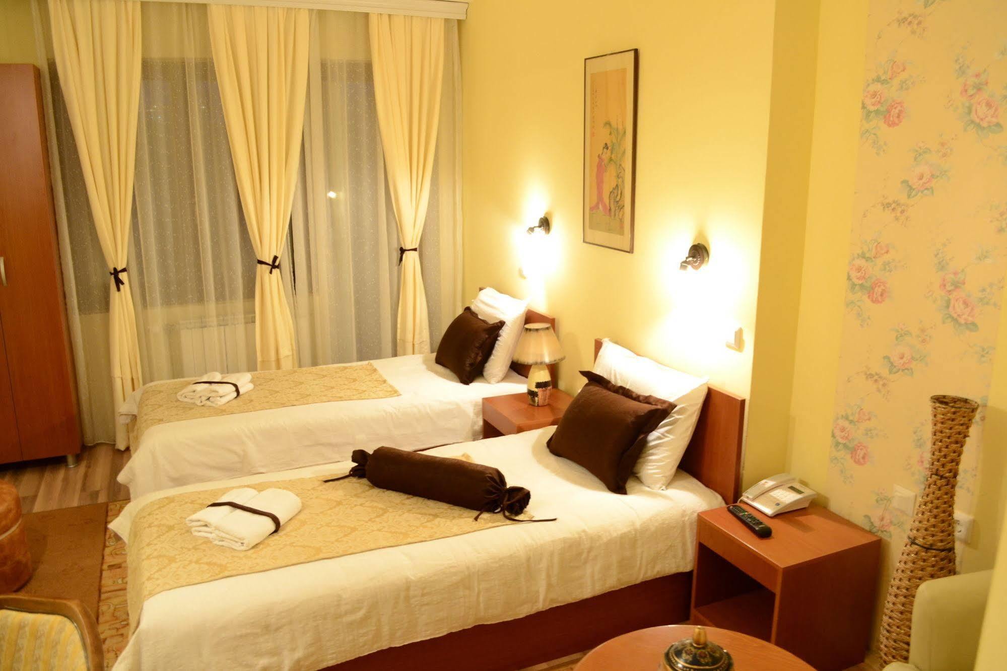 Hotel Pine Skopje Eksteriør billede