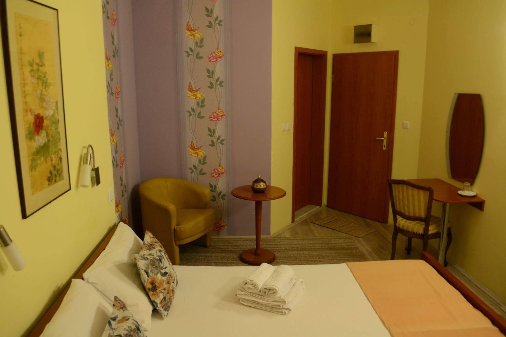Hotel Pine Skopje Eksteriør billede