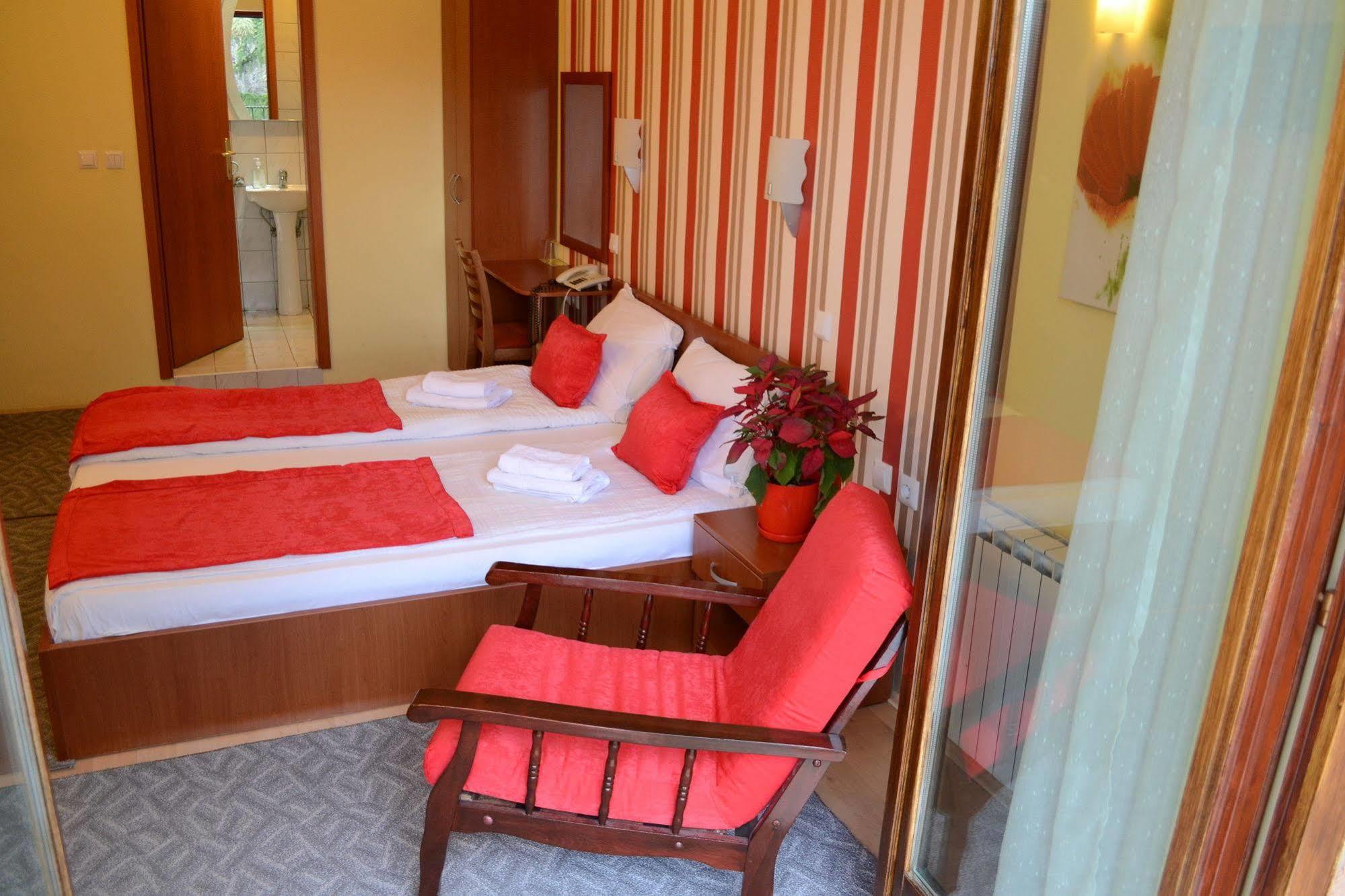 Hotel Pine Skopje Eksteriør billede