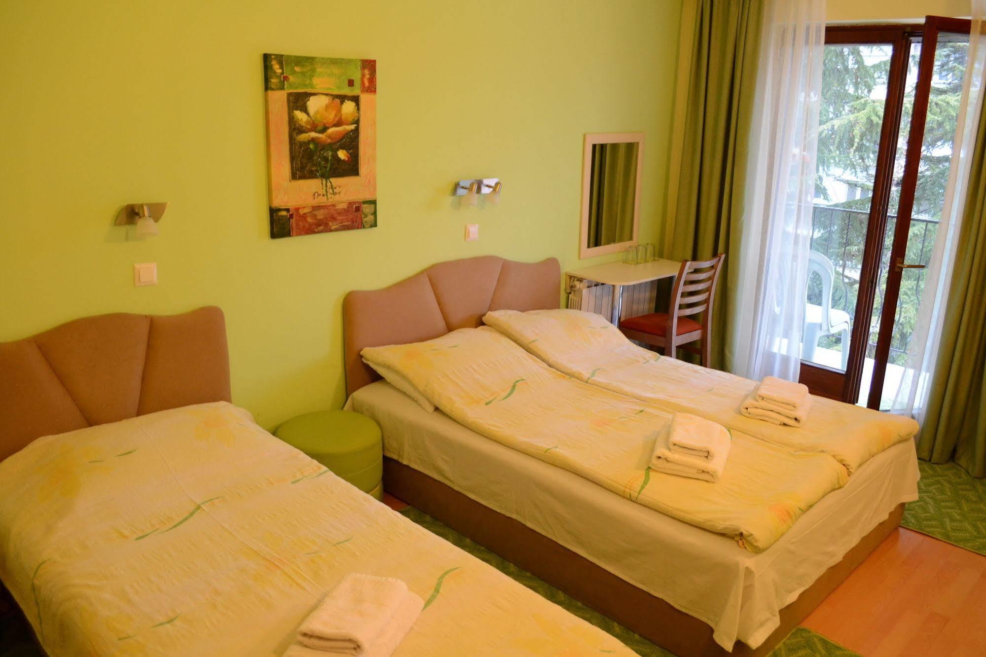 Hotel Pine Skopje Eksteriør billede