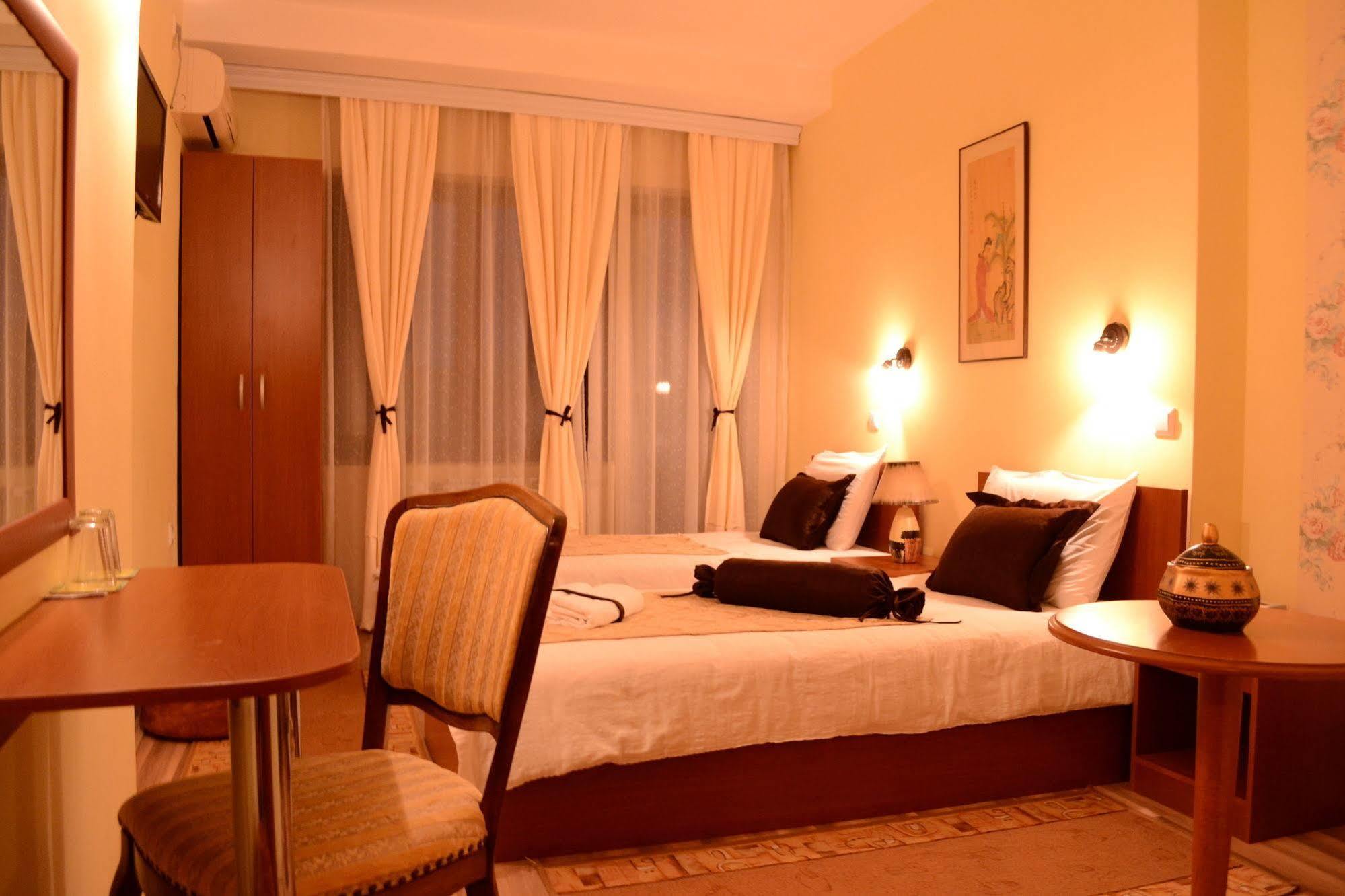 Hotel Pine Skopje Eksteriør billede