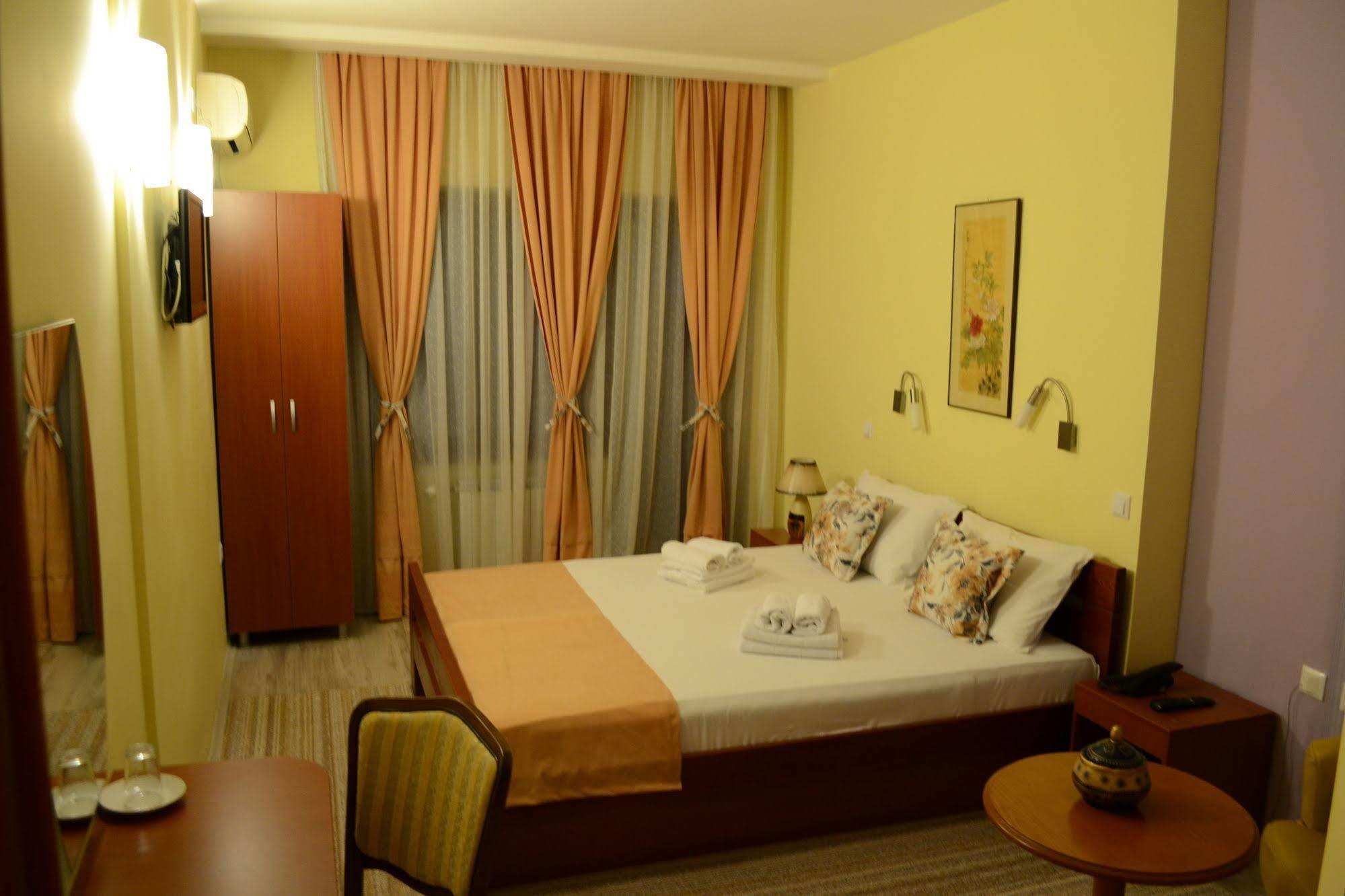 Hotel Pine Skopje Eksteriør billede