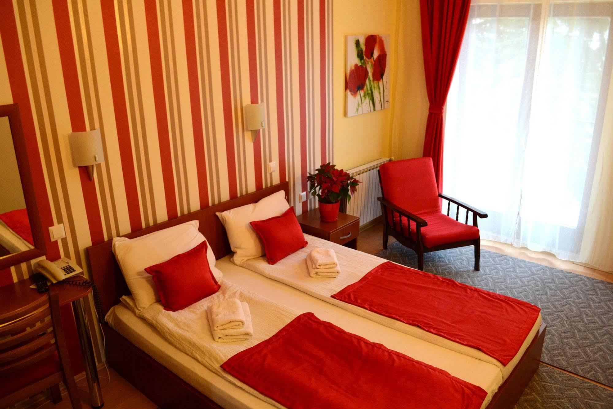 Hotel Pine Skopje Eksteriør billede