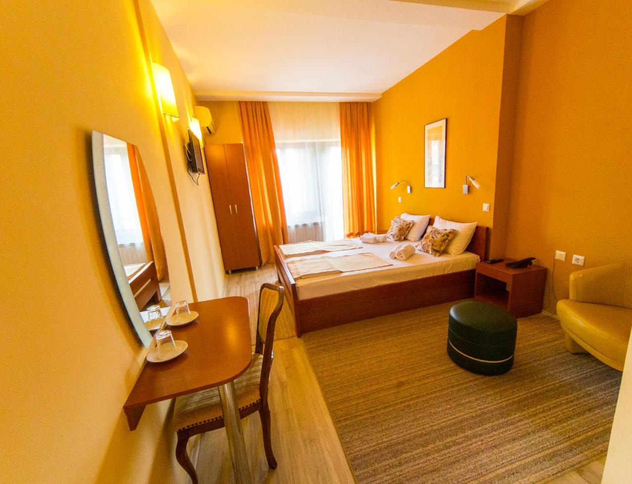 Hotel Pine Skopje Eksteriør billede