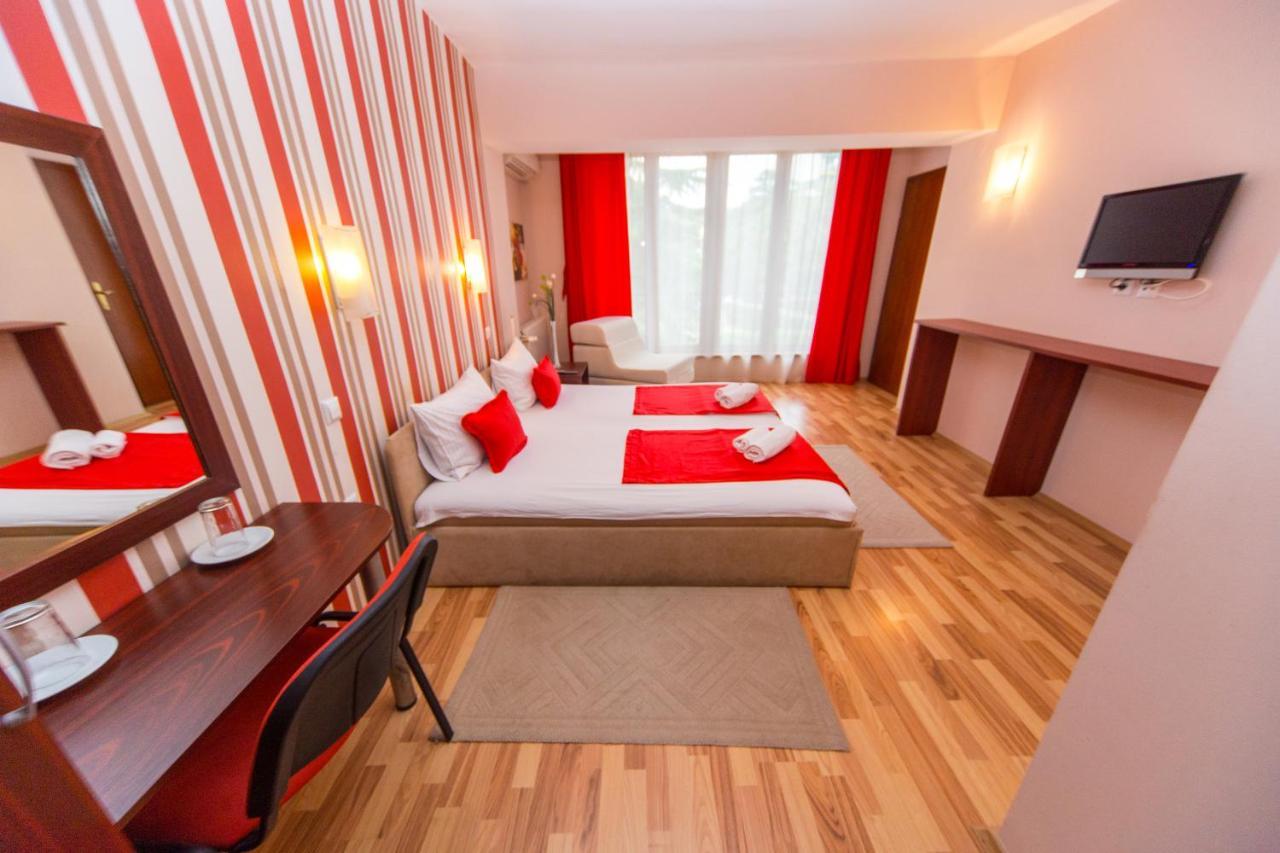 Hotel Pine Skopje Eksteriør billede