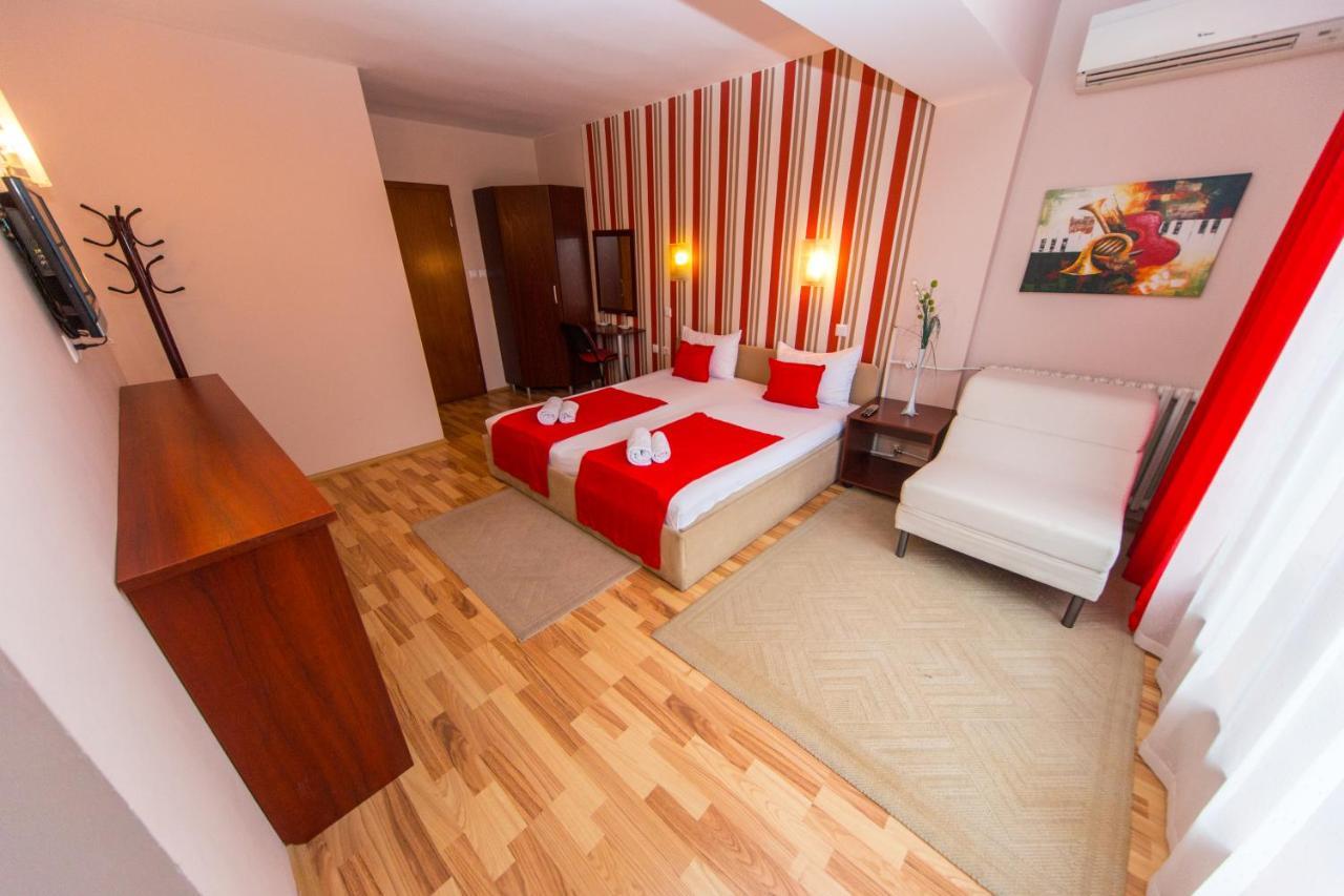 Hotel Pine Skopje Eksteriør billede