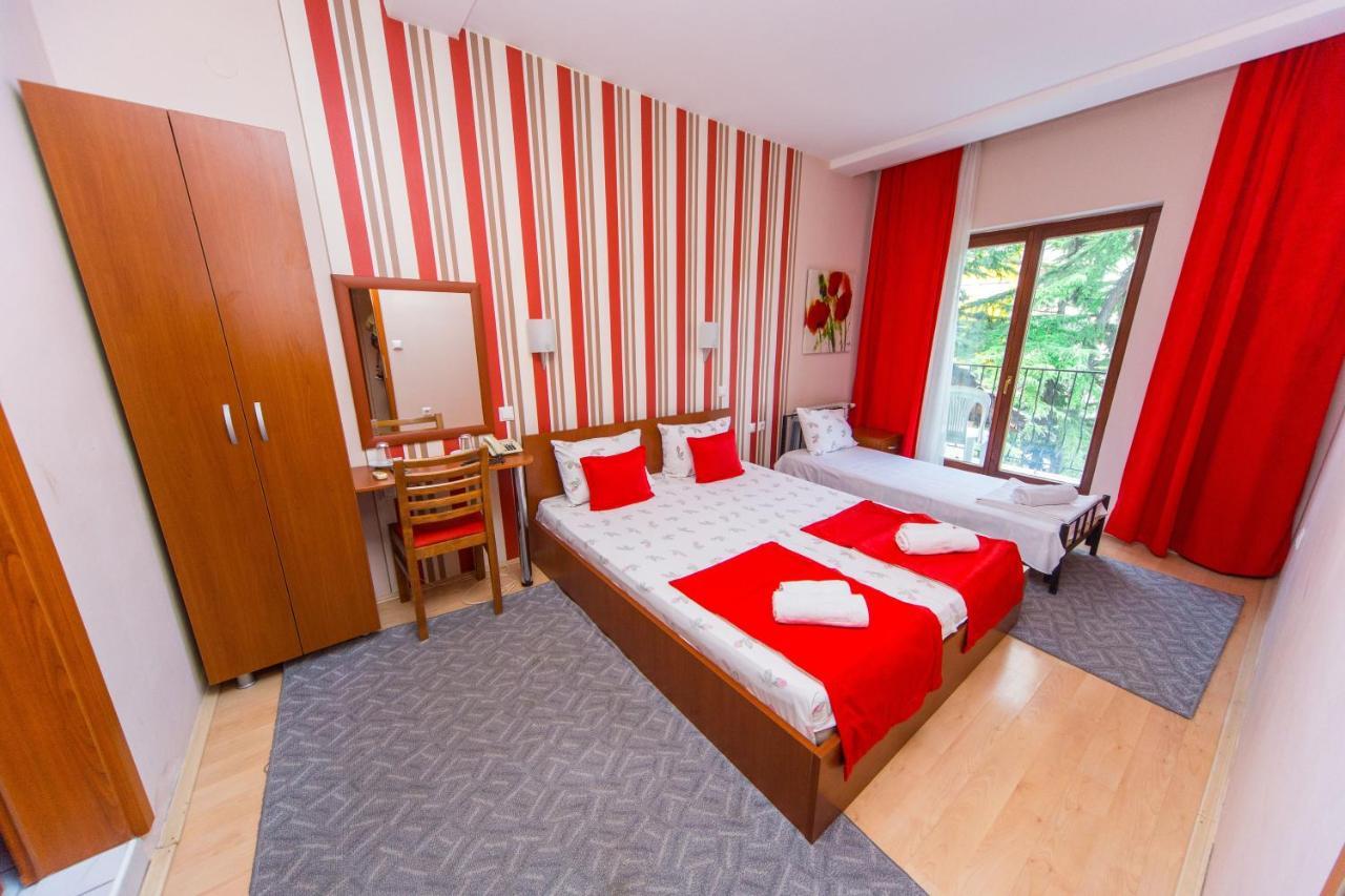 Hotel Pine Skopje Eksteriør billede