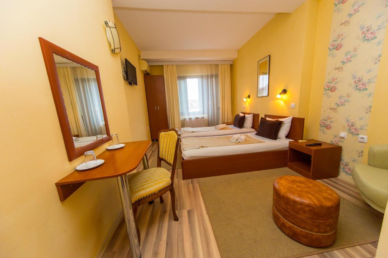 Hotel Pine Skopje Eksteriør billede