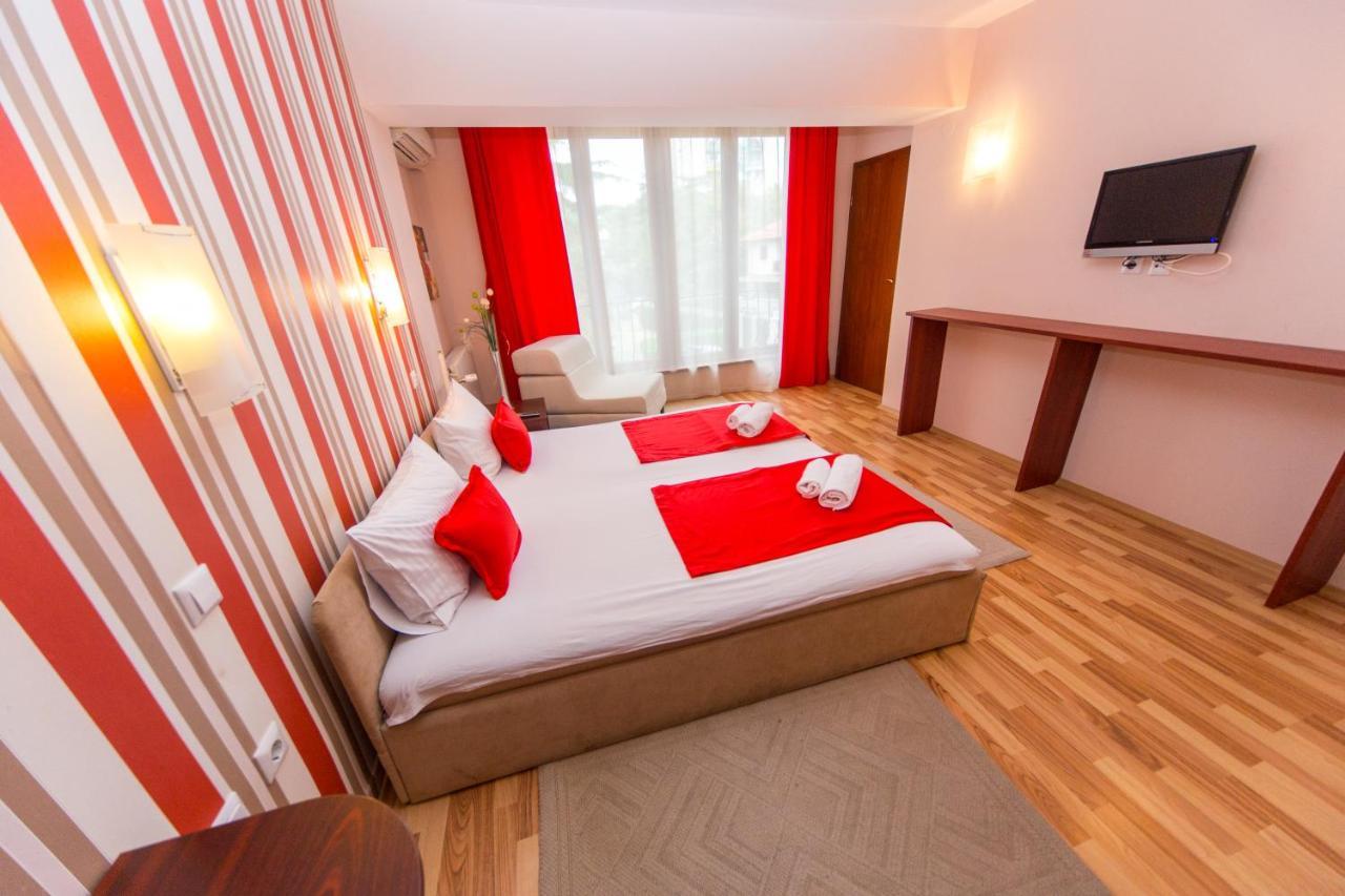 Hotel Pine Skopje Eksteriør billede