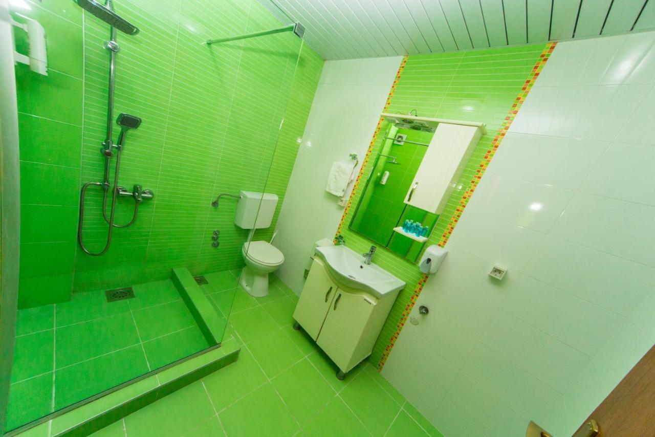 Hotel Pine Skopje Eksteriør billede